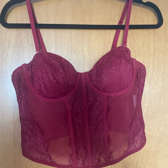 Elegant Lace Bustier in Red - Picture 1 of 2